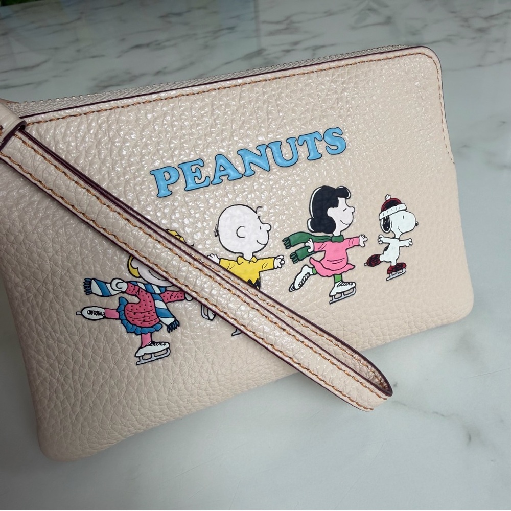 Coach X Peanuts Corner Zip Wristlet With Snoopy And Friends Motif CF213 Ivory - Picture 11 of 11